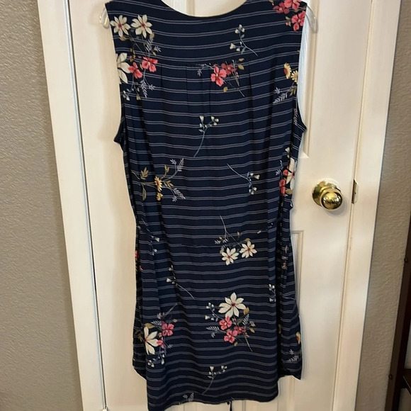 BeachLunchLounge Women’s XL Blue Floral Sleeveless Belted Waist Shift Dress NWT - Picture 2 of 5